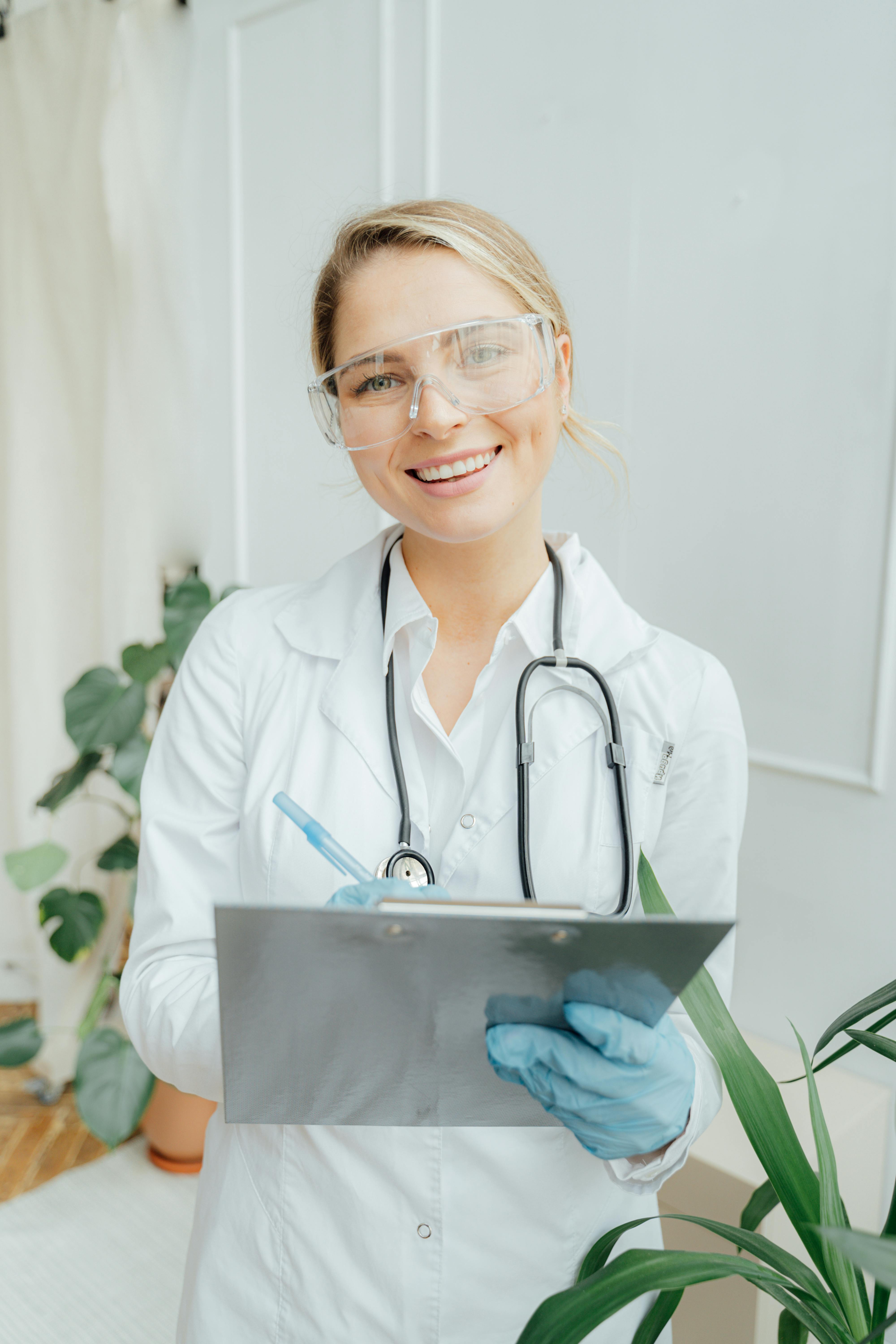 Médico e paciente sorrindo